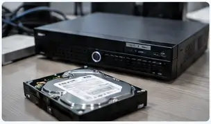 DVR CCTV dan hard disk untuk pemeriksaan sistem rekaman CCTV